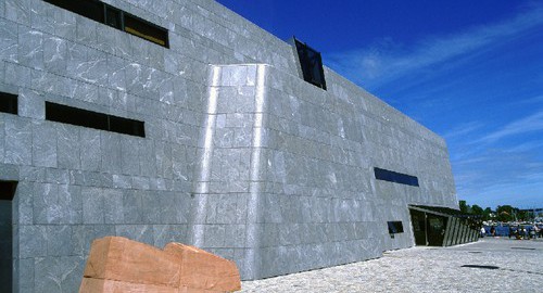Ved inngangen til Norsk Oljemuseum. Foto: Espen Grønli/NOM
