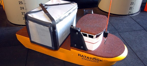 Skipet "Ratatosk" ved lekeplattformen "Småtroll" på oljemuseet.