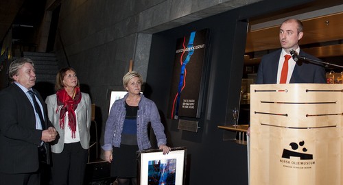 Sentrale aktører under avdukingen av minneplaketten for nordsjødykkerne 11. november 2014: Fra venstre nordsjødykker og ODU-leder Henning Haug, representant for de etterlatte Nina Gjerde, finansminister Siv Jensen og arbeids- og sosialminister Robert Eriksson. Foto: Shadé Barka Martins