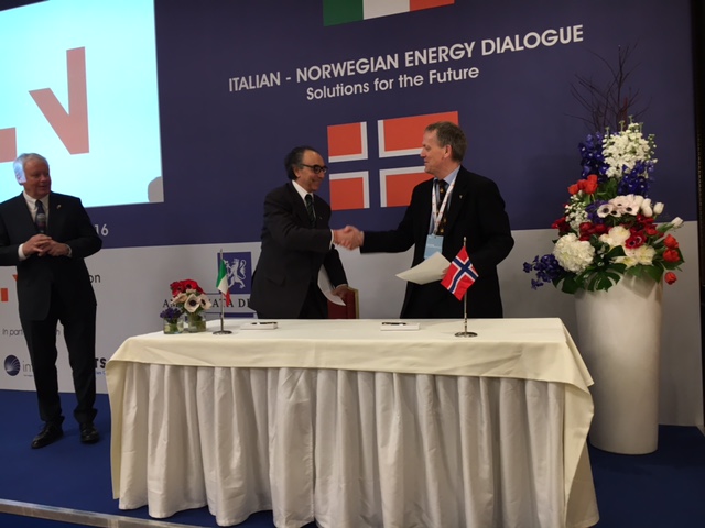 Direktør ved Norsk Oljemuseum, Finn E. Krogh (til høyre) signerer samarbeidsavtale med oljemuseets italienske søstermuseum.