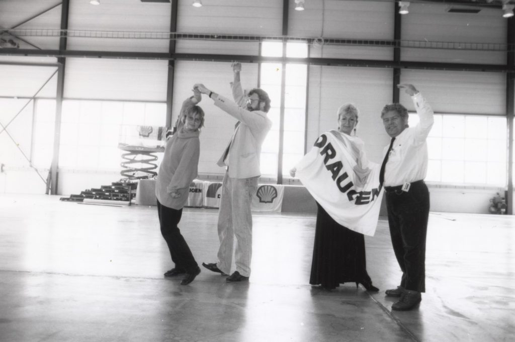 En  septemberkveld i 1992 samlet Norske Shell 600 gjester til en storslått grillfest for å markere den offisielle åpningen av lagerbygget på Vestbase i Kristiansund. Kommunikasjonssjef Alf Kristian Lillebo prøvedanser med sin sekretær Christina Hovde (t.v.) og avdelingsleder Asbjørn Harestad byr opp sekretær Gunhild Oftedal til en svingom før gjestene kommer. Foto: Bjørn Hansen/Tidens Krav