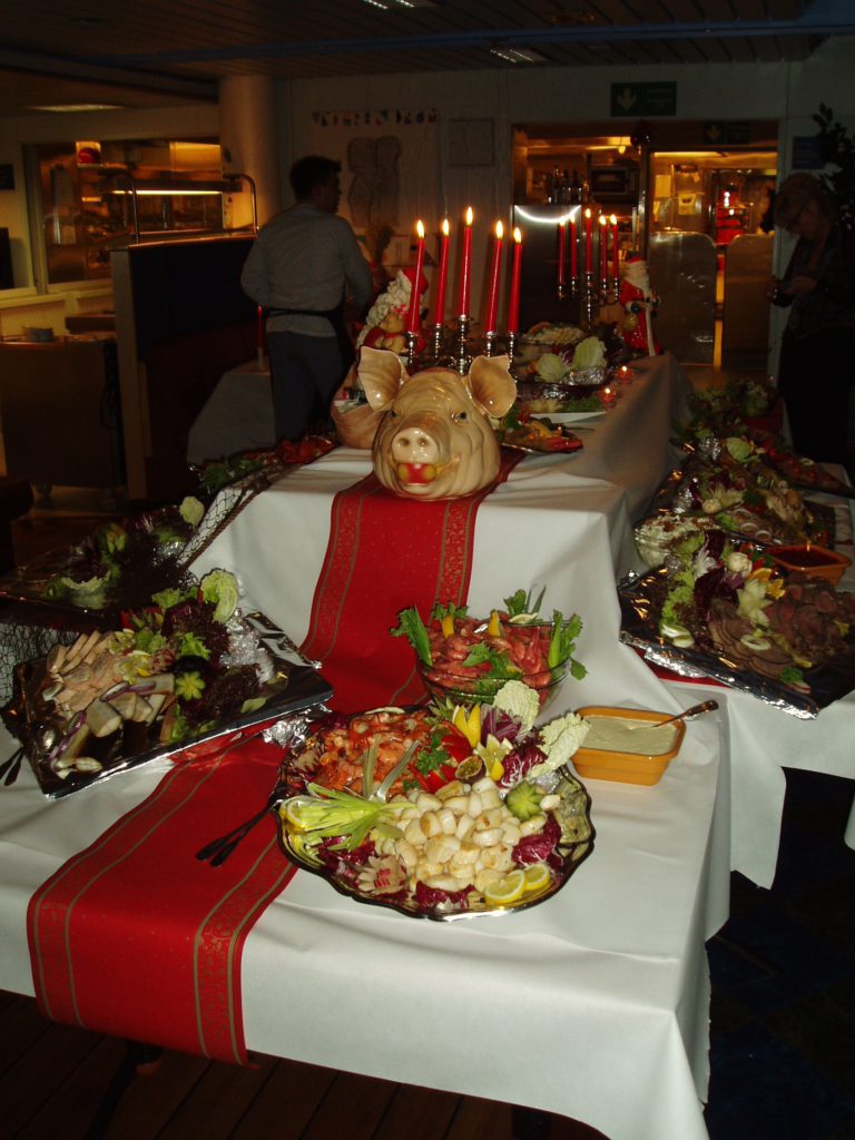 Måltidene offshore har hatt stor betydning for de ansatte helt siden starten. Her er julebuffeten dekket med blant annet sjøkreps, reker, kamskjell, forskjellige typer kjøtt, kabaret og diverse salater. Foto: Ukjent