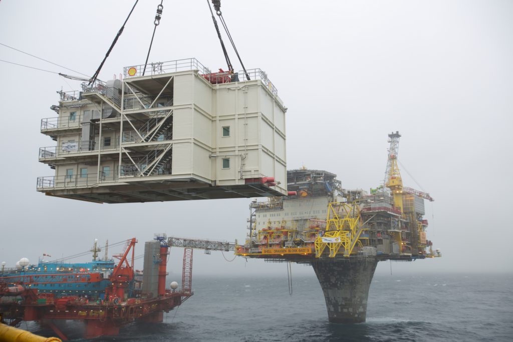 Ny  boligmodul blir heist på plass i 2013. Flotellet Regalia ligger ved siden av Draugen for å huse arbeiderne til installeringsarbeidet er over. Foto: Ukjent