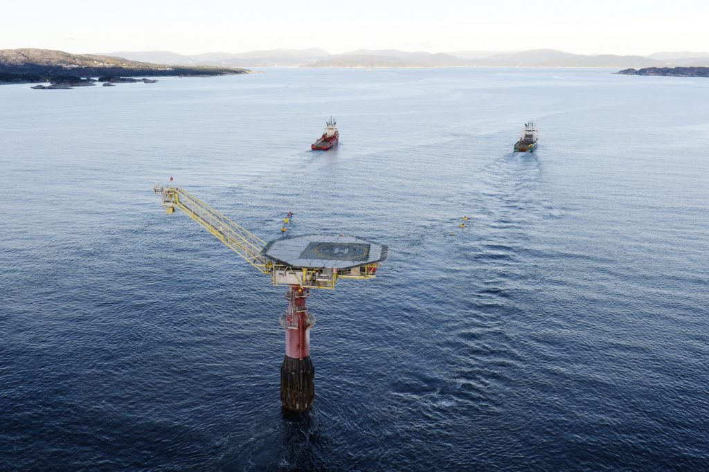 I 2012 ble lastebøyen overflødig på Draugenfeltet. Et nytt og moderne lastesystem ble installert. Bøyen på 4.300 tonn ble slept til Stord hvor materialet ble resirkulert. Foto: Ukjent