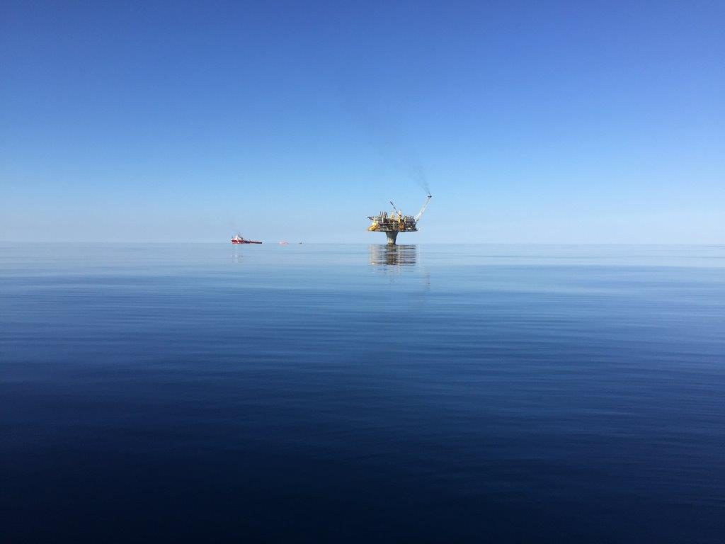 Bilder tatt ifra helikopter og båt går igjen i samlingen. Men ikke mange har fanget en så stille dag på Draugenfeltet. Foto: Ukjent