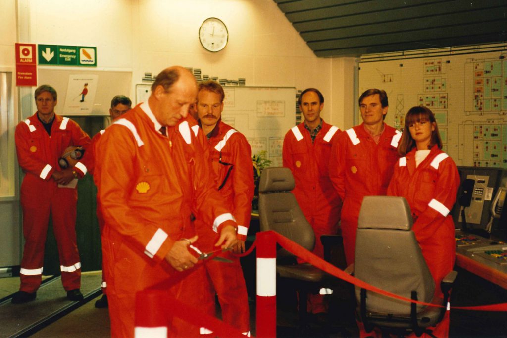 Hans Majestet Kong Harald klipte snoren under den offisielle åpningen av Draugen i 1993. Foto: Ukjent