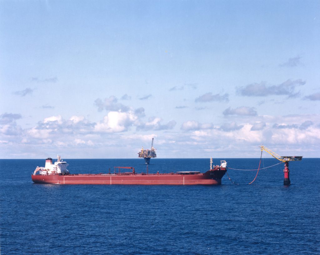 En bøyelaster henter olje fra lastebøyen på Draugenfeltet i juni 1997. Foto: Harald M. Valderhaug