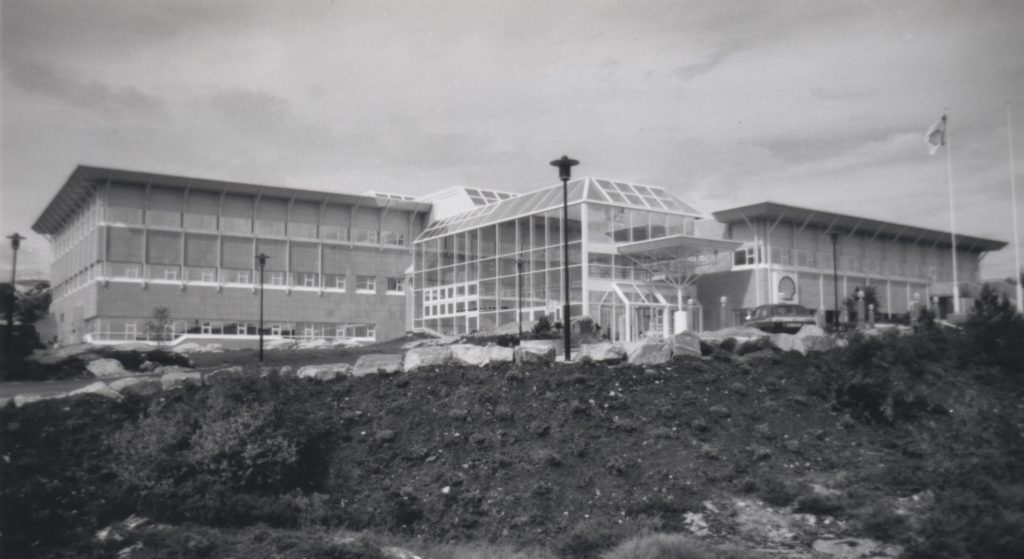 Norske Shell sitt hovedkontor stod klart på Råket i Kristiansund 1992. Draugenutbyggingen har hatt store ringvirkninger i Kristiansund, som er base- og driftsby for feltet. Foto: Ukjent