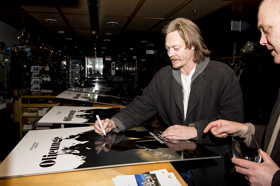 Oljeungen selv, Kristoffer Joner singerer filmplakaten til "Oljeunge".