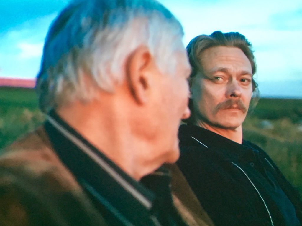Faren og Thomas har ikke snakket sammen på 20 år. De begynte å krange, og det hadde noe med oljen å gjøre. (Foto fra filmen "Oljeunge")