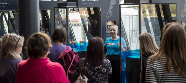Omvisning i oljemuseet med museumsvert Alina Fjermestad som guide. Foto: Shadé B. Martins